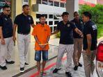 Penyidik-Polda-Aceh-saat-membawa-tersangka-seleb-TikTok-MI-alias-Abu-Laot-ke-Kejari-Banda-Aceh.jpg