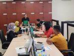 Penyidik-Polda-Riau-melakukan-pemeriksaan-wanita-korban-penganiayaan-oleh-Polwan.jpg