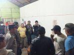 Personel-Polres-Tanah-Karo-mengecek-kondisi-TKP-usai-dua-pria-berkelahi-di-warung-tuak.jpg