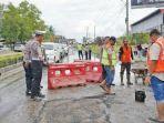Personel-Satlantas-Polres-Lhokseumawe-dan-pekerja-dari-BPJN-perbaikan-jalan-berlubang.jpg
