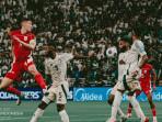 Pesepak-bola-Timas-Indonesia-Jay-Idzes-menyundul-bola-saat-melawan-Arab-Saudi.jpg