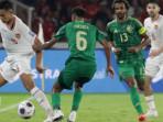 Pesepak-bola-Timnas-Indonesia-Rizky-Ridho-berebut-bola-dengan-pesepak-bola-Timnas-Arab-Saudi.jpg
