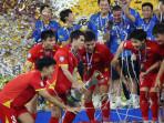 Pesepak-bola-Timnas-U-23-Vietnam-mengangkat-piala-AFF-U-23-usai-mengalahkan-Timnas-U23-Indonesia.jpg