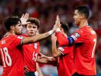 Pesepak-bola-timnas-Portugal-Cristiano-Ronaldo-paling-kanan-merayakan-gol.jpg