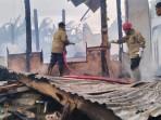 Petugas-BPBD-Aceh-Besar-berjibaku-memadamkan-api-di-lokasi-kebakaran-di-Gampong-Lambeugak.jpg