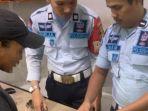 Petugas-Lapas-Kelas-IIB-Idi-mengamankan-seorang-warga-yang-hendak-mengirimkan-sabu-sabu.jpg
