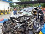 Petugas-PBTR-saat-mengecek-kondisi-mobil-yang-mengalami-kecelakaan-di-tol-Pekalongan.jpg