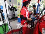 Petugas-SPBU-Isin-BBM-ke-Kendaraan.jpg