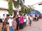 Petugas-Satpol-PP-Aceh-Barat-mengabsen-satu-persatu-etnis-Rohingya.jpg