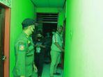 Petugas-Satpol-PP-Samarinda-saat-merazia-salah-satu-hotel-di-Samarinda-Kaltim.jpg