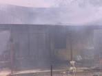 Petugas-damkar-melakukan-upaya-pemadaman-terhadap-rumah-yang-terbakar-di-Kota-Jantho.jpg