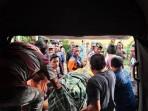 Petugas-dan-warga-mengangkat-jenazah-penambang-emas-ke-dalam-mobil-ambulans.jpg