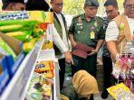 Petugas-gabungan-melakukan-pengecekan-produk-yang-mengandung-unsur-babi-di-salah-satu-swalayan.jpg