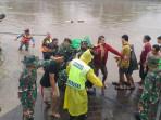 Petugas-gabungan-saat-mengevakuasi-salah-satu-korban-banjir.jpg