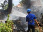 Petugas-memadamkan-api-yang-membakar-rumah-di-Ajun-Jeumpet.jpg