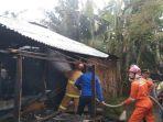 Petugas-memadamkan-api-yang-menghanguskan-rumah-warga-di-Sungaikuruk-III-Aceh-Tamiang.jpg