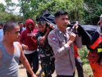 Petugas-mengevakuasi-jasad-Rajul-yang-ditemukan-tidak-bernyawa-di-aliran-Sungai-Tiro-Pidie.jpg
