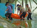 Petugas-mengevakuasi-mayat-pria-yang-ditemukan-mengapung-di-Krueng-Aceh.jpg