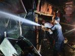 Petugas-pemadam-BPBD-Kota-Langsa-memadamkan-api-di-dua-kios-dan-satu-bengkel-terbakar.jpg