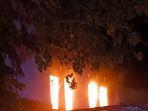 Petugas-pemadam-kebakaran-melakukan-upaya-pemadaman-terhadap-ruko-yang-terbakar-di-Neuheun.jpg