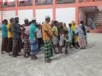 Pihak-keamanan-saat-menghitung-ulang-Imigran-Rohingya.jpg
