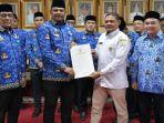 Pj-Gubernur-Aceh-Dr-Safrizal-menyerahkan-SK-Ketua-BRA-kepada-Jamaluddin-di-Kantor-Gubernur-Aceh.jpg