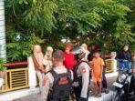 Polisi-mengevakuasi-sesosok-bayi-yang-ditemukan-di-Jembatan-Pango-Kecamatan-Ulee-Kareng.jpg