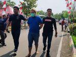 Polisi-saat-mengamankan-pelaku-penembakan-menggunakan-pistol.jpg
