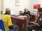 Polres-Aceh-Barat-menyerahkan-tersangka-asusila-yakni-kakek-AM-70-kepada-Jaksa.jpg