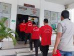 Polres-Aceh-Barat-saat-membawa-7-orang-tersangka-kasus-penambang-emas-ilegal-ke-jaksa.jpg