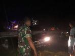 Prajurit-TNI-berada-di-lokasi-kejadian-membantu-evakuasi-mobil-tertimpa-tiang-listrik.jpg