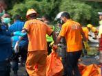 Proses-evakuasi-jenazah-korban-kecelakaan-maut-di-Tol-Jakarta-Cikampek-KM-58.jpg