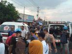 Proses-evakuasi-korban-kecelakaan-maut-di-Sragen-oleh-Palang-Merah-Indonesia-PMI-Sragen.jpg
