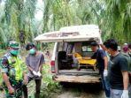 Proses-evakuasi-mayat-seorang-pria-yang-ditemukan-sudah-membusuk-di-perkebunan-kelapa-sawit.jpg