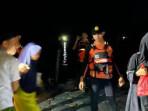 Proses-evakuasi-santri-yang-terjebak-di-kapal-yang-mengalami-mati-mesin-di-perairan-Meranti.jpg