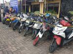 Puluhan-sepeda-motor-yang-diamankan-polisi-dari-rumah-diduga-prajurit-TNI.jpg