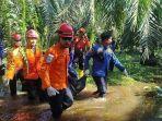 Regu-penolong-dari-BPBD-Aceh-Tamiang-mengevakuasi-jasad-korban-dari-dalam-kolam.jpg