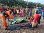 Regu-penolong-mengevakuasi-mayat-Iwan-Suhardi-yang-ditemukan-dalam-kondisi-meninggal.jpg