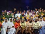 Rektor-ISBI-Aceh-Dr-Wildan-MPd-foto-bareng-dengan-kru-grup-band-Apache-dosen-para-mahasiswi-ISBI.jpg