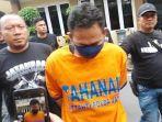 Rohmad-Tri-Hartanto-alias-RTH-alias-Antok-32-saat-digelandang-ke-Gedung-Bidang-Humas-Mapolda-Jatim.jpg