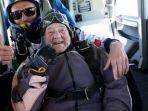 Rut-Larsson-103-asal-Swedia-memecahkan-rekor-dunia-sebagai-orang-tertua-terbang-parasut-tandem.jpg