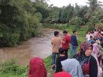 SEJUMLAH-warga-memadati-pinggir-Sungai-Tiro-yang-menja.jpg