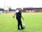 Safrizal-Lakukan-Juggling-di-Stadion-Lampineung.jpg