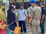 Satpol-PP-Aceh-Besar-amankan-pengemis-pria-berpakaian-wanita-di-Lambaro.jpg