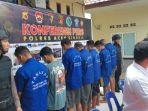 Satreskrim-Polres-Aceh-Singkil-memperlihatkan-tersangka-yang-berhasil-ditangkap.jpg