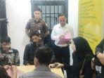 Satreskrim-Polresta-Banda-Aceh-menyerahkan-enam-tersangka-kasus-penganiayaan.jpg