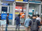 Satu-diantara-pelaku-bobol-ATM-asal-WN-Bulgaria-saat-rekonstruksi-di-boks-ATM.jpg