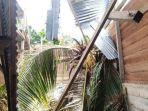 Satu-rumah-di-Desa-Kebun-Baru-Simeulue-rusak-parah-setelah-tertimpa-pohon-tumbang.jpg