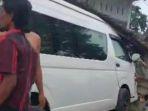 Satu-unit-mobil-Toyota-Hiace-warna-putih-menabrak-kios-di-Jalan-Medan-Banda-Aceh.jpg