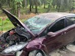 Satu-unit-mobil-terguling-setelah-menghantam-lubang-jalan-di-Karangjadi-Aceh-Tamiang-1.jpg